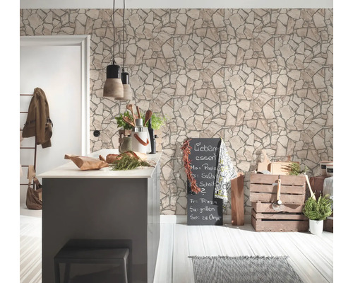 Lichte ruimte met keukenblok, decoraties en behang met steenmotief