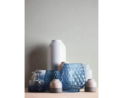 Arrangement van diverse decoratieve vazen van glas en keramiek