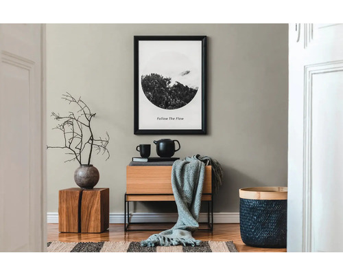 Decoratieve woonkamerambiance met dressoir, foto, mand en theepot