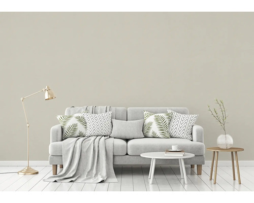 Woonkamer met bank, kussens, deken, lamp en tafel