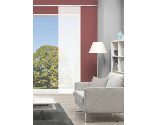 Woonkamer met schuifgordijnen, bank en boekenkast