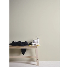 Muurverf met accessoires op een houten tafel