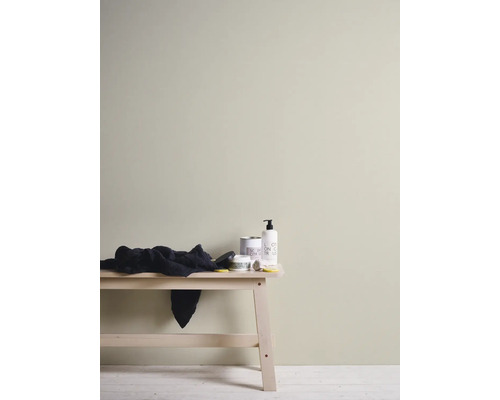 Muurverf met accessoires op een houten tafel