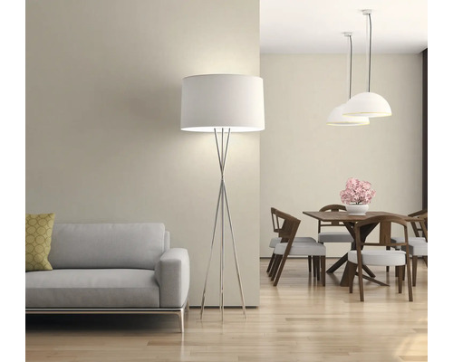 Woonkamer met bank, vloerlamp en eettafelgroep