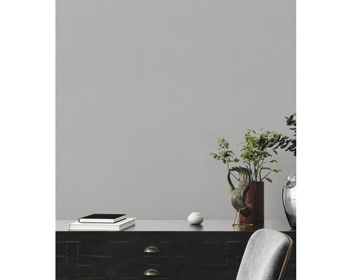 Decoratieve kamer met dressoir, boeken en planten