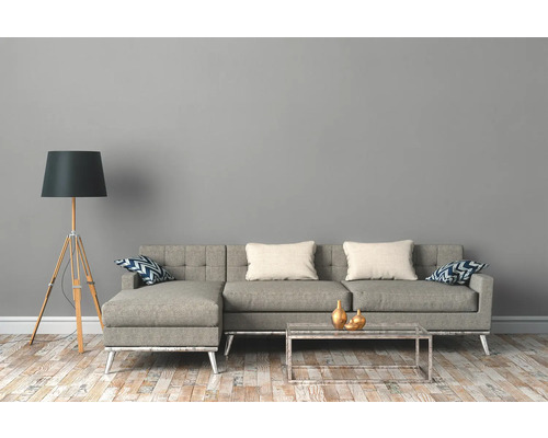 Woonkamer met bank, vloerlamp en salontafel