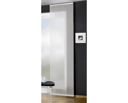 Decoratief schuifelement van stof aan een rail voor een raam.