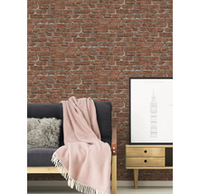 Woonkamer met bakstenen muur, bank, kussen, deken, bijzettafel en poster van Londen