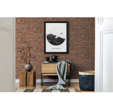 Gezellige woonkamer met bakstenen behang, houten kast en decoratieve elementen