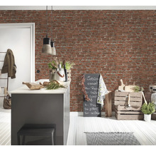 Keuken met bakstenen muur, keukentafel, schoolbord en decoraties voor een gezellige sfeer.