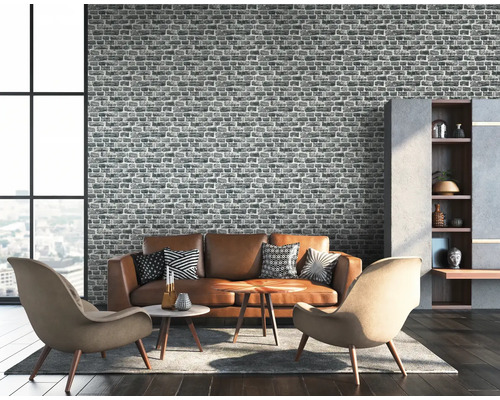 Woonkamer met bakstenen behang, bank en fauteuils