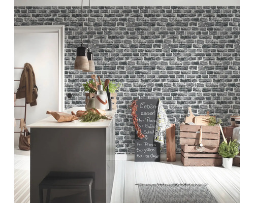 Keuken met bakstenen behang, kookeiland en decoratie