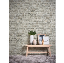 Kamerweergave met behang metselwerk, bank, vazen en decoratie