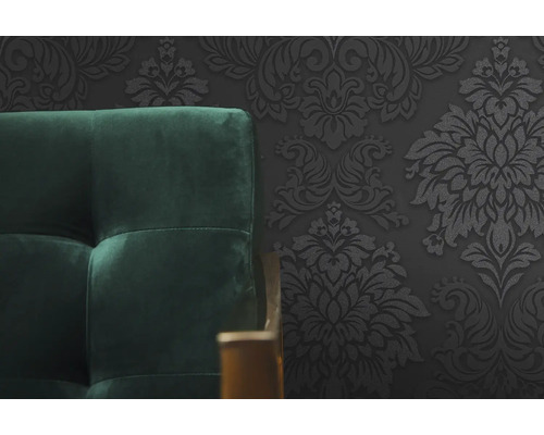 Behang met bloemmotief en textieloptiek naast een bank