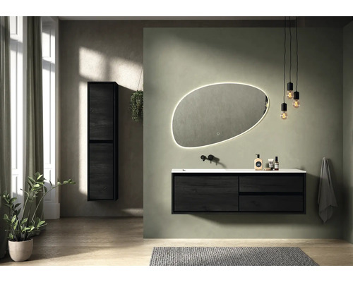 Moderne badkamer met wastafelonderkast, spiegelkast, spiegel en verlichting.