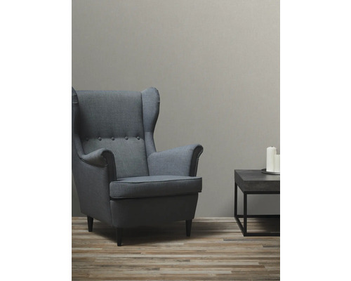 Woonkamer met fauteuil, salontafel en behang