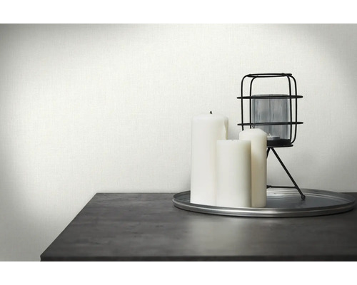 Decoratieve scène met wit textielbehang, kaarsen en een lantaarn