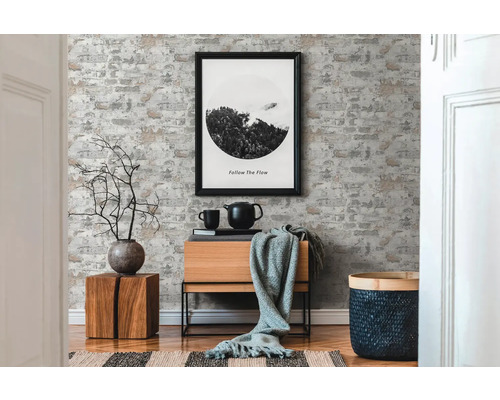 Woonkamer met bakstenen behang, houten commode en decoraties