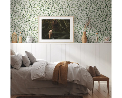 Slaapkamer met behang met eucalyptusmotief, bed en decoratieartikelen