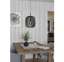 Eetkamerscène met houten tafel, stoelen en zwarte hanglamp