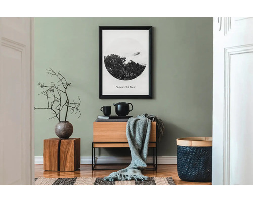 Woonkamer met houten meubels, decoratie en ingelijste afbeelding aan de muur