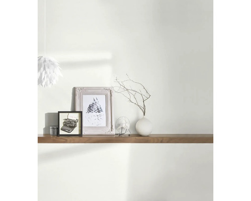 Wandplank met decoratie: lamp, fotolijsten, ventilator en vaas met takken