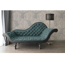 Chaise longue met knoophechting, staande lamp en behang met patroon