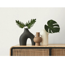 Decoratieve vazen met bladeren op een kast