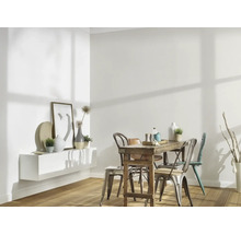 Eetkamer met houten tafel, stoelen en witte wandplank