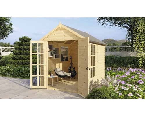 Houten tuinhuis met open dubbele deuren, ingericht met gitaar en fauteuil