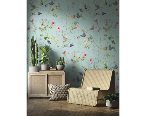 Woonkamer met bloemenbehang, fauteuil en kamerplanten voor een harmonieuze sfeer