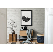 Woonkamer met steenlook behang, houten kast en decoratieve elementen