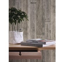 Decoratieve wand met houten wandpaneelbehang, plant en boeken op een tafel