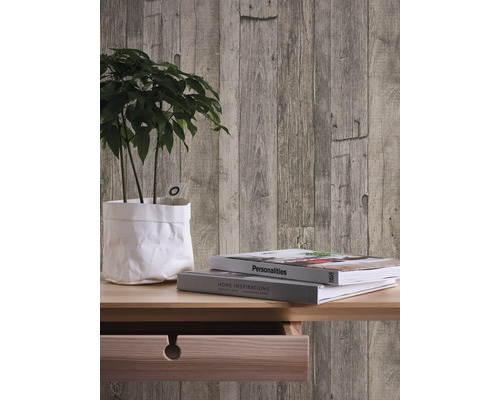 Decoratieve wand met houten wandpaneelbehang, plant en boeken op een tafel