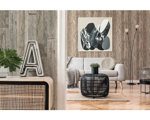 Woonkamer met houten wandbekleding, bank en decoratieve elementen zoals een tafel, lamp en schilderij