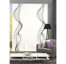 Decoratief schuifgordijn met abstract golfpatroon in een moderne woonkamer.