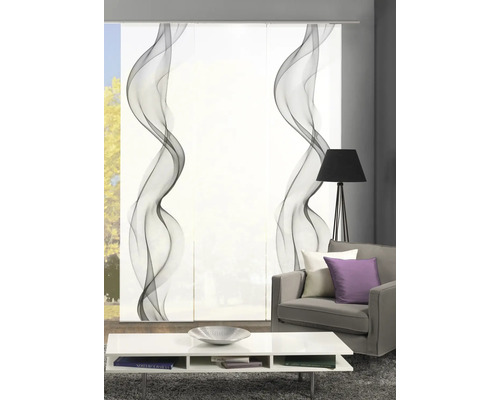 Decoratief schuifgordijn met abstract golfpatroon in een moderne woonkamer.