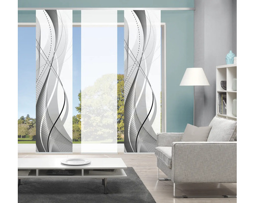 Woonkamer met schuifpanelen met golfpatroon als raamdecoratie