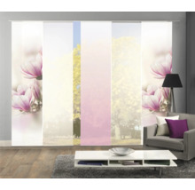 Kamer met schuifgordijnen met magnolia patroon