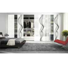 Slaapkamer met bed, tapijt, fauteuil en schuifdeurkast met abstract patroon