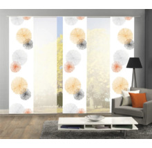 Decoratief schuifgordijn met abstract stippenpatroon in de woonkamer.