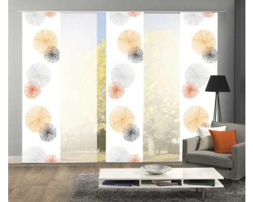 Decoratief schuifgordijn met abstract stippenpatroon in de woonkamer.