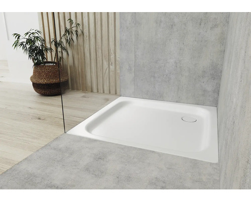 Rechthoekige douchebak van sanitairacryl in de badkamer.