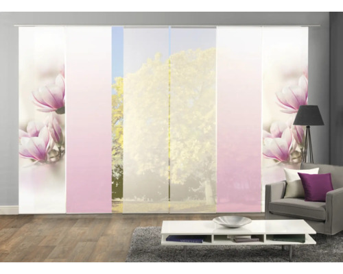 Kamerimpressie met schuifgordijnen met magnolia bloemen en boom