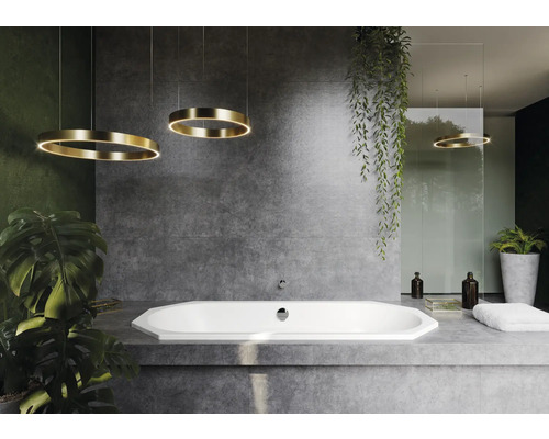 Lichte badkamer met vrijstaand bad, hanglampen en kamerplanten voor een ontspannen sfeer.