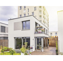 Modern woonhuis met tuin, terras en balkon met bloembakken.