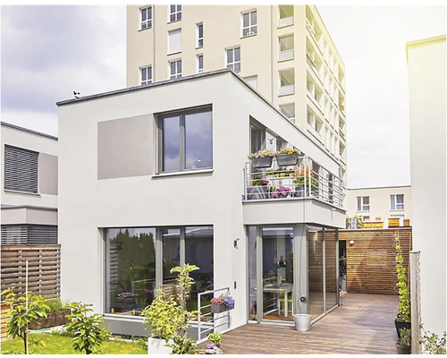 Modern woonhuis met tuin, terras en balkon met bloembakken.
