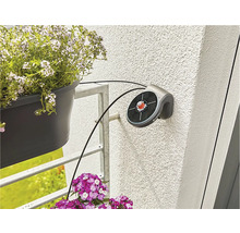 Automatische bewatering met bloembakken op een balkon