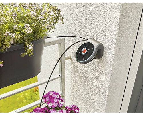 Automatische bewatering met bloembakken op een balkon