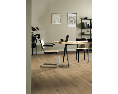 Lichte ruimte met eettafel, stoelen, rekken en houten vloer